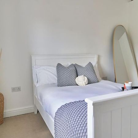 Stunning Luxury 2 Bed Apartment With En-Suite In Wokingham City Centre Екстериор снимка