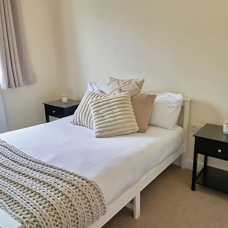 Stunning Luxury 2 Bed Apartment With En-Suite In Wokingham City Centre Екстериор снимка