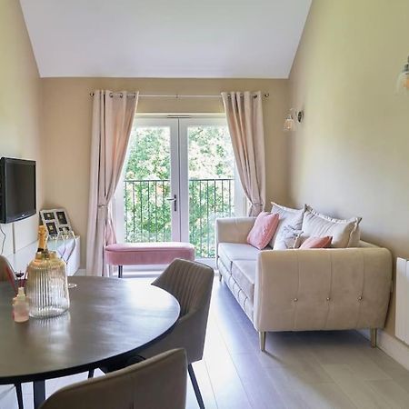 Stunning Luxury 2 Bed Apartment With En-Suite In Wokingham City Centre Екстериор снимка
