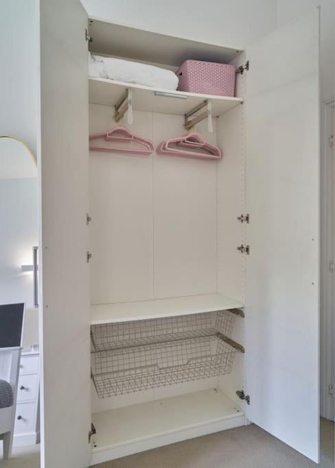 Stunning Luxury 2 Bed Apartment With En-Suite In Wokingham City Centre Екстериор снимка