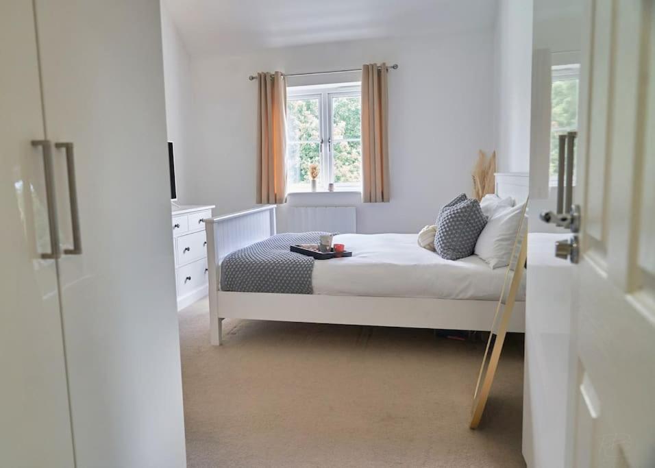 Stunning Luxury 2 Bed Apartment With En-Suite In Wokingham City Centre Екстериор снимка
