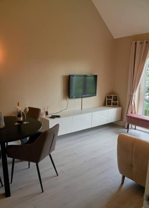 Stunning Luxury 2 Bed Apartment With En-Suite In Wokingham City Centre Екстериор снимка