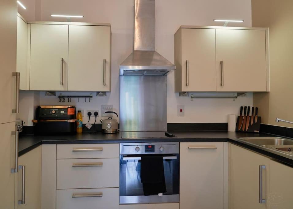Stunning Luxury 2 Bed Apartment With En-Suite In Wokingham City Centre Екстериор снимка