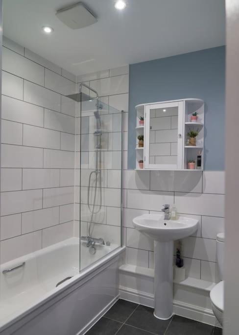 Stunning Luxury 2 Bed Apartment With En-Suite In Wokingham City Centre Екстериор снимка