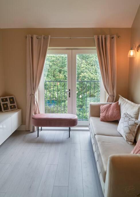 Stunning Luxury 2 Bed Apartment With En-Suite In Wokingham City Centre Екстериор снимка