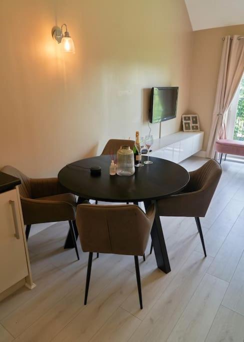 Stunning Luxury 2 Bed Apartment With En-Suite In Wokingham City Centre Екстериор снимка
