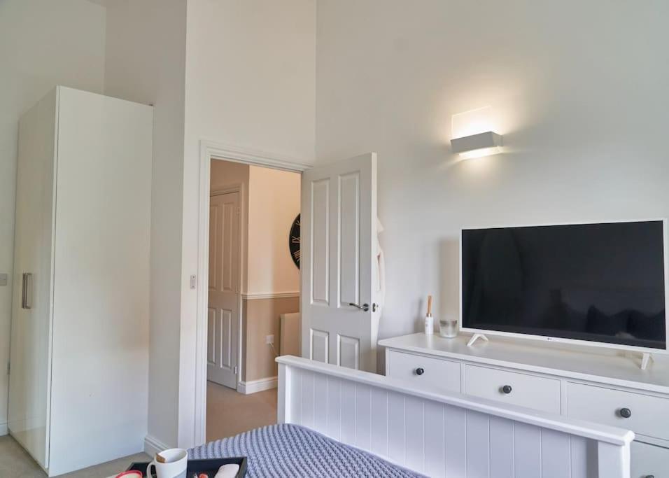 Stunning Luxury 2 Bed Apartment With En-Suite In Wokingham City Centre Екстериор снимка