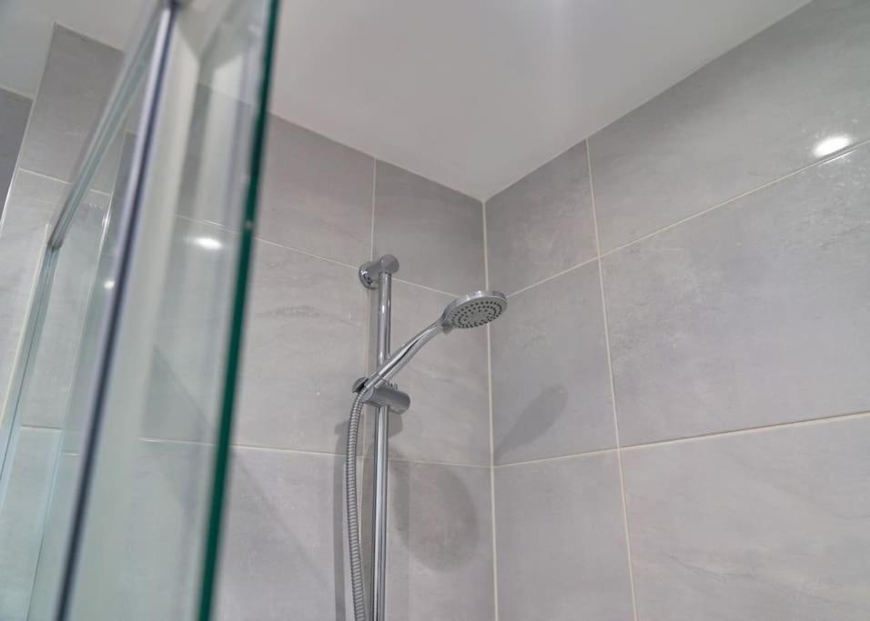 Stunning Luxury 2 Bed Apartment With En-Suite In Wokingham City Centre Екстериор снимка