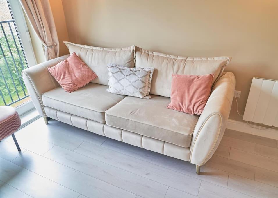 Stunning Luxury 2 Bed Apartment With En-Suite In Wokingham City Centre Екстериор снимка