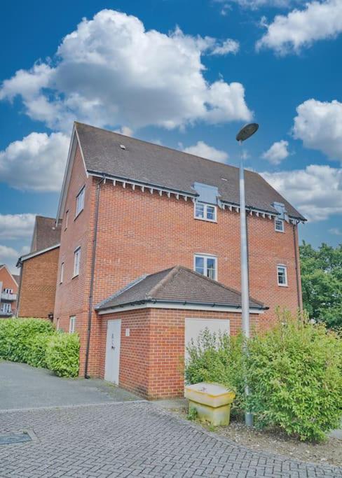 Stunning Luxury 2 Bed Apartment With En-Suite In Wokingham City Centre Екстериор снимка